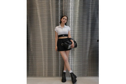 村重杏奈、ヘソ出しトップス×ミニ丈ボトムスで大胆肌見せ!「スタイル神」「村重セクシー」 画像