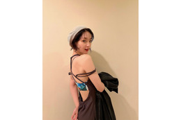 剛力彩芽、沖縄コーデで美背中露出！魅惑のワンピ姿に「後ろが大胆」「お洒落上級者」の声 画像