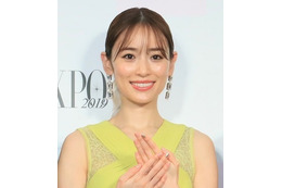 泉里香、膝上モノクロコーデで2ヵ月ぶりの美脚ショット!「貴重な脚出しキター!」 画像