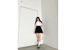 SKE48中野愛理、生脚全開のミニスカコーデ! 短めトップスからはお腹ちらり 画像