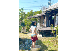 NMB48隅野和奏、ショーパン“脱ぎかけ”ショットにファン「おしり、見えちゃってます!」 画像