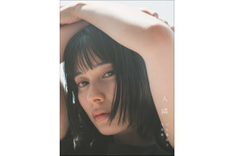 大久保桜子、新作写真集タイトルは「人 隣」 2種類の表紙も解禁 画像