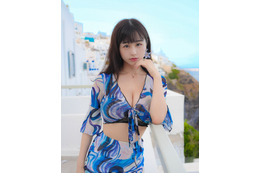 くりえみ、念願のサントリーニ島へ!絶景バックに美ボディ披露 画像