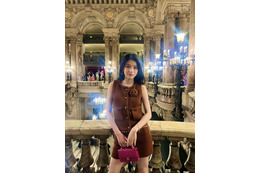 「綺麗すぎる」出口夏希、オペラ座でのファッションにファン注目 画像