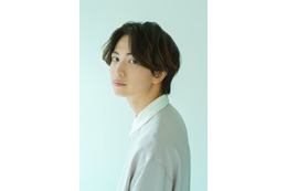 突然現れた謎のオジサンは30年後の自分だった!?NHK新ドラマに綱啓永と久保史緒里 画像