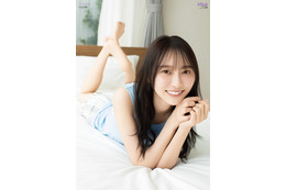 ノースリーブニットから白ワンピ姿まで……乃木坂46弓木奈於、『BOMB』8月号で“ふわやか”なグラビア 画像
