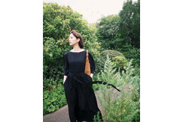のん、緑の中で佇む休日ブラックコーデ公開!「蒸し暑いこの季節とは思えない爽やかさ」 画像