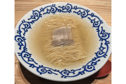 関西初進出!博多クリア豚骨ラーメン「豚そば月や」が大阪西梅田にオープン 画像