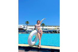 ほのか、今年初の水着姿で“完璧”美スタイル！「ナイスバディ」「腹筋が凄い」