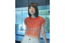 のん、一目ぼれしたグラデーショントップス姿公開!「似合ってる」「かわいい」の声 画像