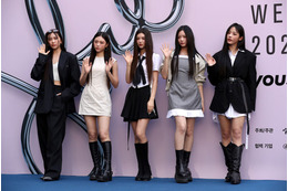 NewJeans、ソウルファッションウィークに出席!レディなミニ丈スカートで美脚披露 画像