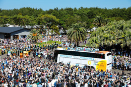 日向坂46、「ひなたフェス」パレードはバスの上から挨拶! 画像