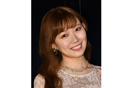 渡辺美優紀、おみ足&胸元セクシーなワンピ姿にファン「目のやり場に困る」「えちかわいい」 画像