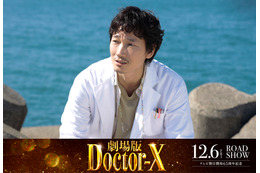 綾野剛、『劇場版ドクターX』に出演!“大門未知子の過去”を知る重要人物に 画像
