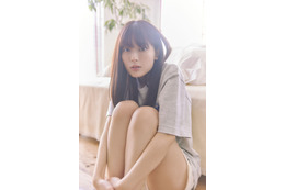 乃木坂46・岩本蓮加、Tシャツ&ショーパンのエモショット公開! 1st写真集の先行カット第2弾公開 画像