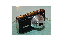 松下、手ブレ補正搭載の600万画素デジカメ「LUMIX DMC-FX9」 FX8の上位モデル 画像