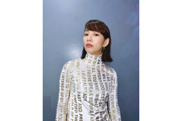のん、インパクト絶大なメタリック衣装を披露! ファンからは「オーラがすごい……!」「美しさにウットリ」 画像