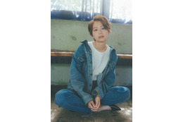 フジ小室瑛莉子アナ、グラビア登場!30cmバッサリのキュートなショートヘア披露 画像