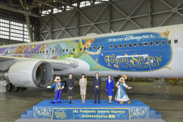 JAL、ディズニーシー「ファンタジースプリングス」テーマの特別塗装機を就航! 画像