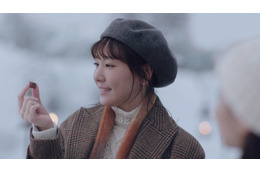 新垣結衣、ベレー帽+白ニットでかわいさ全開! 『メルティーキッス』新CM公開 画像