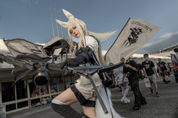 台湾美女による『アークナイツ』プラチナが美しい!くびれもチャームポイント 画像