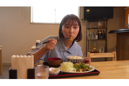 ももクロ・玉井詩織が「それぞれの孤独のグルメ」第5話に出演! サウナで働く新人熱波師役に 画像