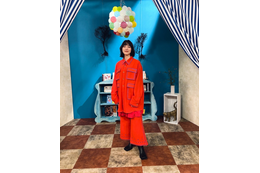 のん、真っ赤なジャケットとパンツを着こなし! ファンからは「お美しゅうございます」 画像