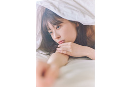 乃木坂46・岩本蓮加、ベッドルームでナチュラルな素顔…1st写真集「いたずらな風」裏表紙4パターンを公開 画像