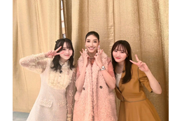 アンミカ、本田望結・紗来姉妹とピースサインで3ショット! 番組収録のオフショットを公開 画像