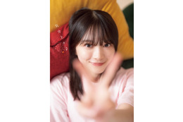 櫻坂46・森田ひかる、ラフなTシャツ姿で自然体の笑顔! 表紙&巻頭グラビアを飾る『週チャン』発売中 画像