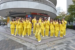 ダンディ坂野ら黄色スーツ集団が有楽町に出現!チョコモナカアイスをサンプリング 画像
