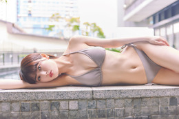 乃木坂46・岩本蓮加、美しい谷間とくびれを見せる水着ショット! 「いたずらな風」先行カット第11弾 画像