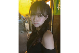 田中美久、あざカワ衣装で深夜ロケ! 魅惑の肩出しオフショット 画像