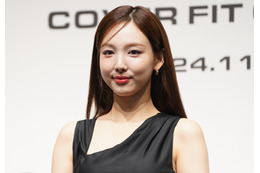 TWICE・NAYEON、美背中大胆露出のミニドレスで魅了! 画像