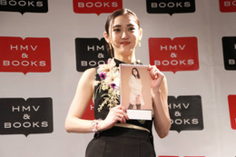 山谷花純、2025年は「歩」の一年! 四季折々の魅力溢れるカレンダーを発売! 画像