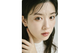 永野芽郁、大人びた表情から溢れ出す透明感! 2025カレンダーが発売決定 画像