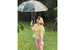 池本しおり、傘を片手にキュート&セクシーなグラビア披露 画像