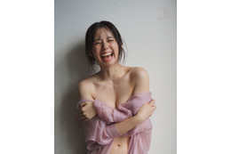 小池里奈、笑顔&美肌全開オフショに反響「なんやこの天使」「ヤバいですこのショット!!」 画像