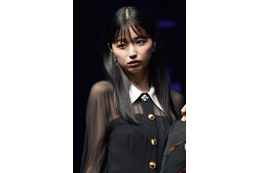乃木坂46・五百城茉央、1st写真集特典が続々公開!「大胆に背中のあいたワンピ」「守ってあげたくなる表情」など… 画像