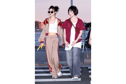 【コラム】大胆美脚から三つ編みガールまで！“可愛すぎる”NewJeansの空港ファッションをプレイバック