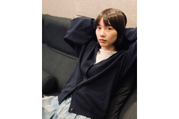 のん、カーディガンの私服姿を公開! 「スタイリッシュ」「うっとりしちゃう」 画像