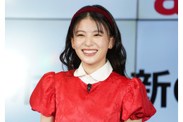 出口夏希、赤ワンピのアリス姿で登場…不思議の国から飛んできました! 画像