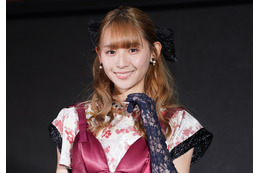 浅川梨奈、4作目のカレンダーのお気に入りは「普通にいそうなアリス」カット 画像