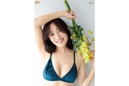 卒業間近のSKE48・斉藤真木子、『ボム』ラストグラビアで7年ぶりの水着撮影! 画像