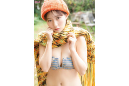 田中美久、お正月グラビアで2025年も絶好調!『ボム』登場 画像