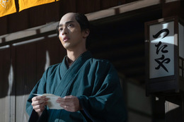重三郎(横浜流星)が江戸の有名人・平賀源内(安田顕)探しに奔走! NHK大河ドラマ『べらぼう』 画像