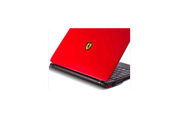 目に鮮やかなフェラーリ・レッドが映える「Ferrari One」を日本エイサーが発売! 画像