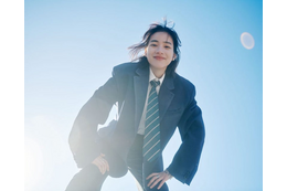 のん、“高校の先輩感”あふれる制服姿にファン大歓喜 「男前!」「惚れちゃいました」 画像