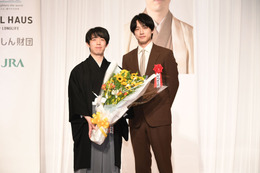 坂口健太郎、藤井聡太竜王に祝辞!「普段、撮影をするよりも緊張しています」 画像