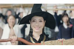 アンミカ、新CMで「ほうきダンス」披露! DA PUMP・KENZOが振付担当 画像